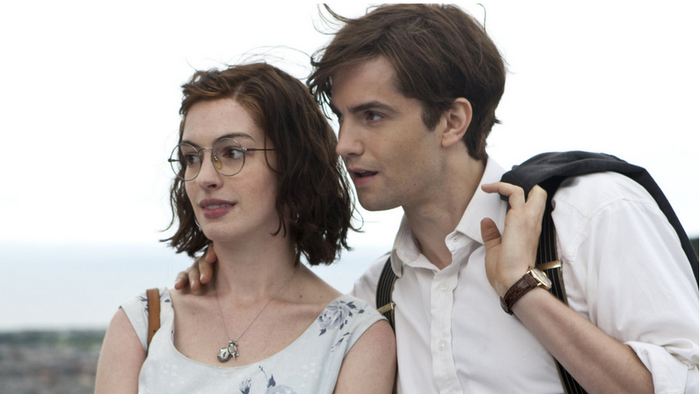 En mand og en kvinde står tæt på hinanden udenfor.