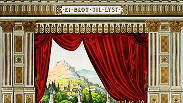 Teaterforestilling med landskabsbillede og røde forhang