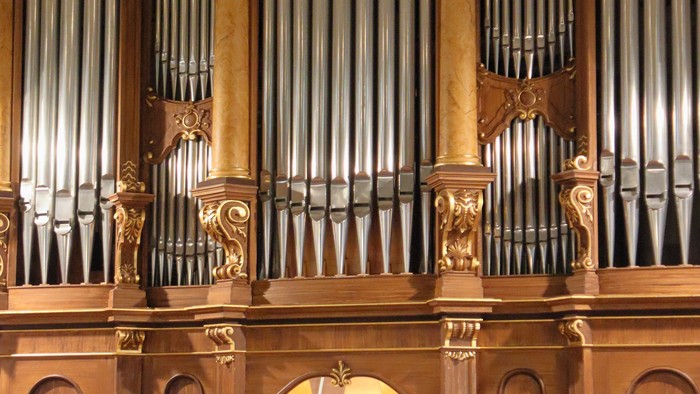 Große Kirchenorgel mit aufwendiger Holzvertäfelung