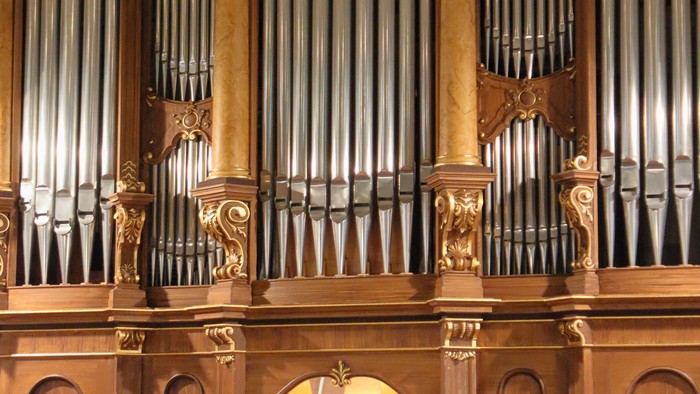 Große Kirchenorgel mit aufwendiger Holzvertäfelung
