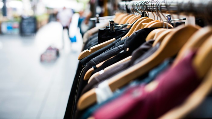 Kleidungsständer mit verschiedenen Kleidungsstücken in einem Geschäft