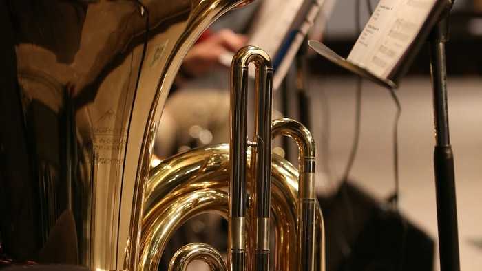 Ein Blechblasinstrument mit einem Mikrofon im Hintergrund.