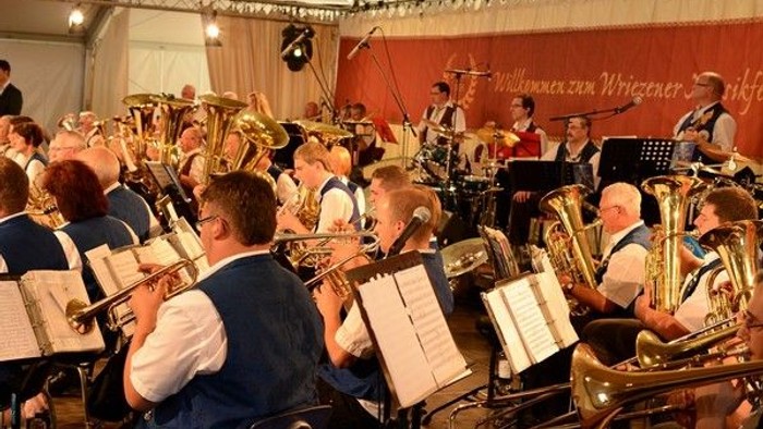 Ein Orchester spielt unter einem Zelt