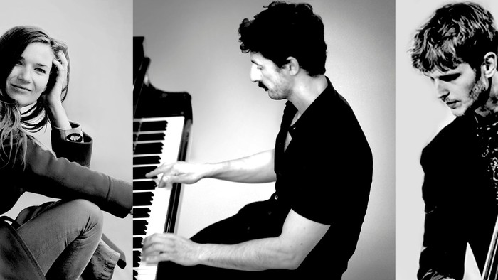En kvinde, en mand på piano og en mand med bas.