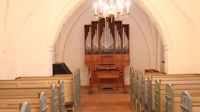 Kirkes indre med orgel og bænke.
