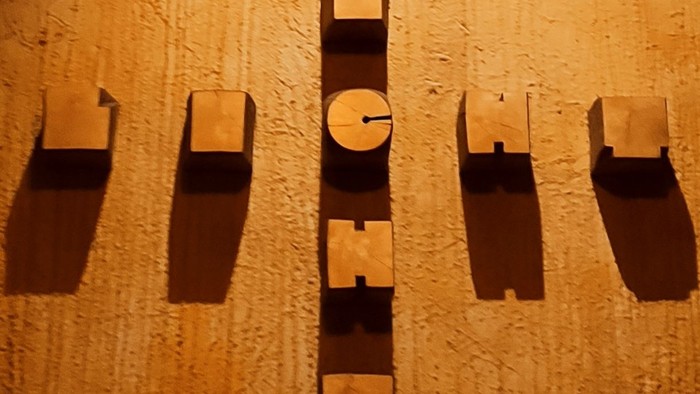 Fünf Haken an einer Wand