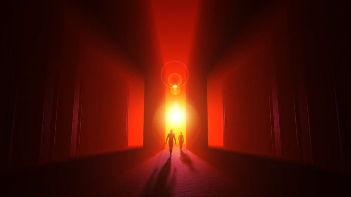 Zwei Gestalten gehen in einem rot beleuchteten Korridor auf eine helle Lichtquelle zu