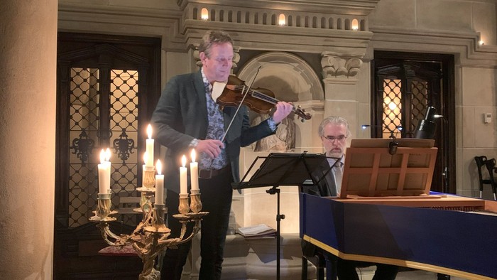 To og mand spiller musik i stor sal