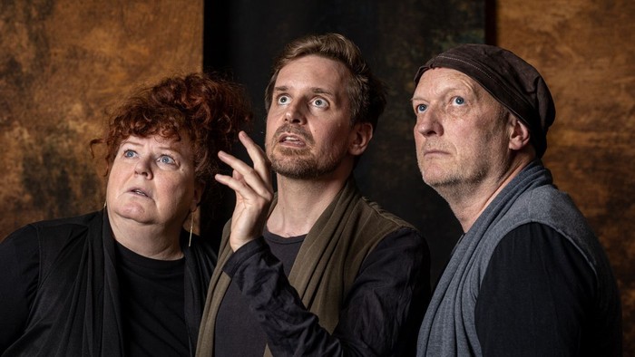 Tre personer står sammen, hver med en urolig udtryk.