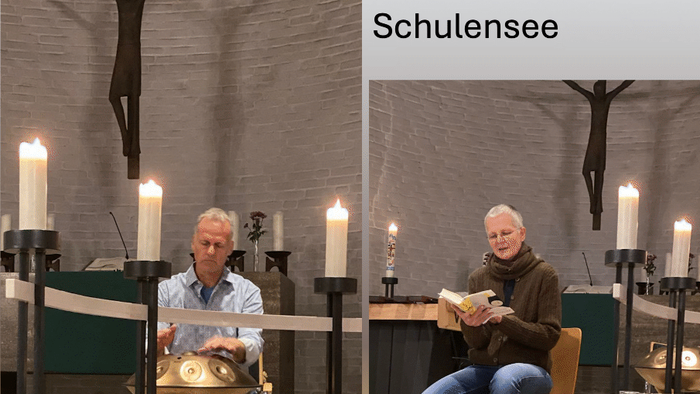 Zwei Männer bei musikalischer und literarischer Veranstaltung in der Thomaskirche
