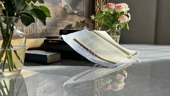 Åben bibel på alteret med lyserød roser