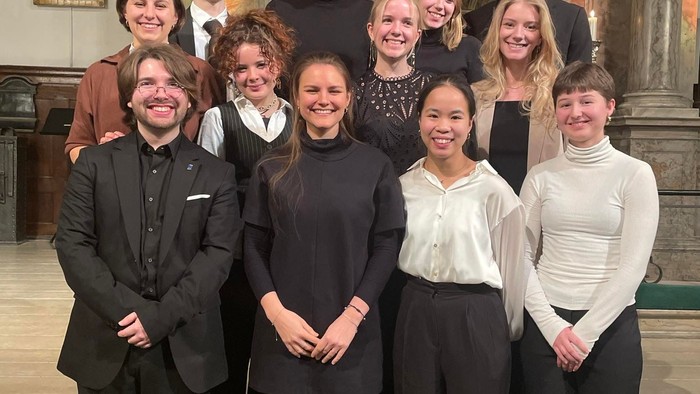 En gruppe af mennesker poser i en kirke