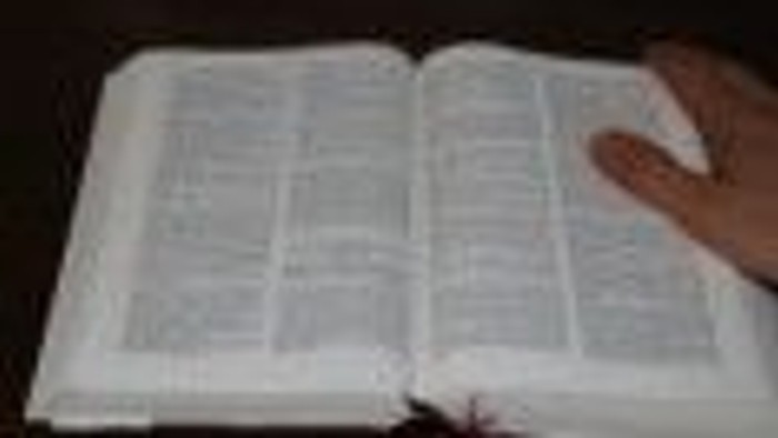 Bild einer aufgeschlagenen Bibel