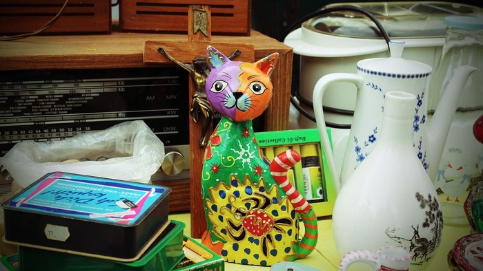 Bunter Katzen-Dekor auf Tisch mit Teekanne und Geräten