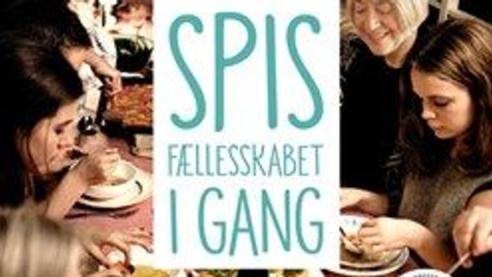 En gruppe mennesker spiser sammen med teksten "SPIS FELLESSKABET I GANG".
