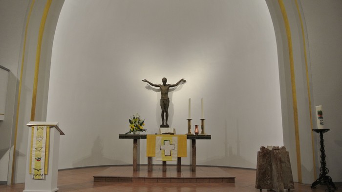Die Kirche mit einem Altar und einer Kreuzigungsstatue