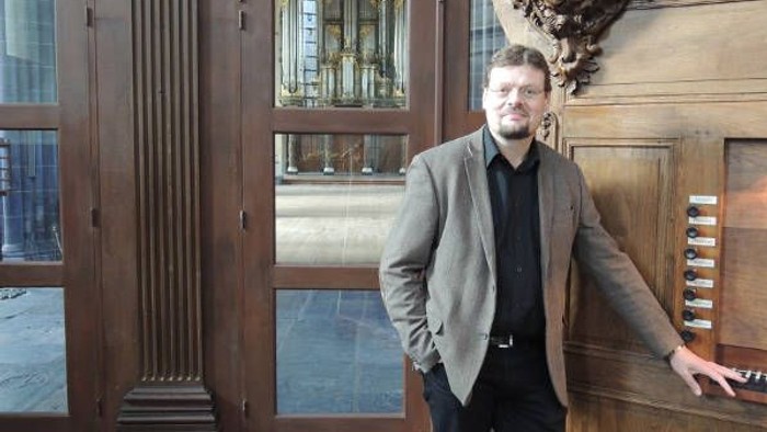 Mann spielt Orgel in Kirche