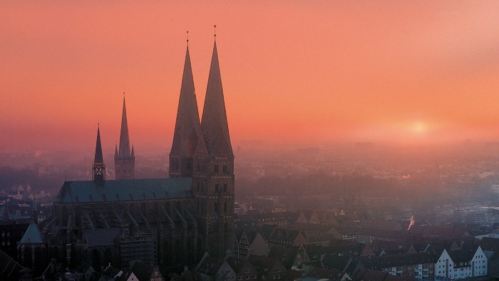 Gothischer Dom bei Sonnenuntergang über Stadtlandschaft