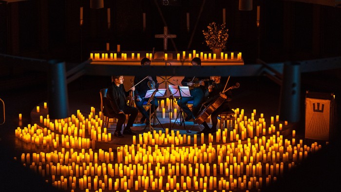 Streichquartett im Altarraum der Apostel-Paulus-Kirche, umgeben von Lichtern am Boden