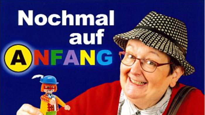 Das Bild zeigt eine Frau mit einer Hüfttasche und einem Hut, die ein Spiel mit verschiedenen Spielfiguren spielt.