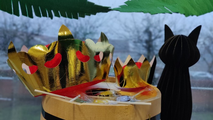 Fastelavnstønde med kroner og en fastelavnskat