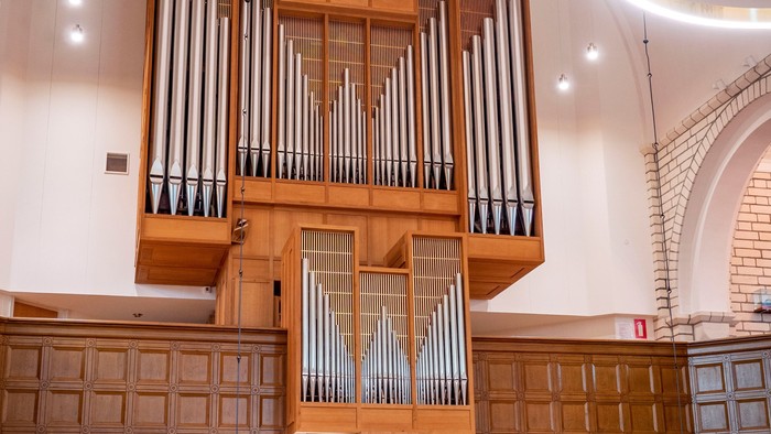 Stor kirkeorgel i lys og rummelig kirkerum