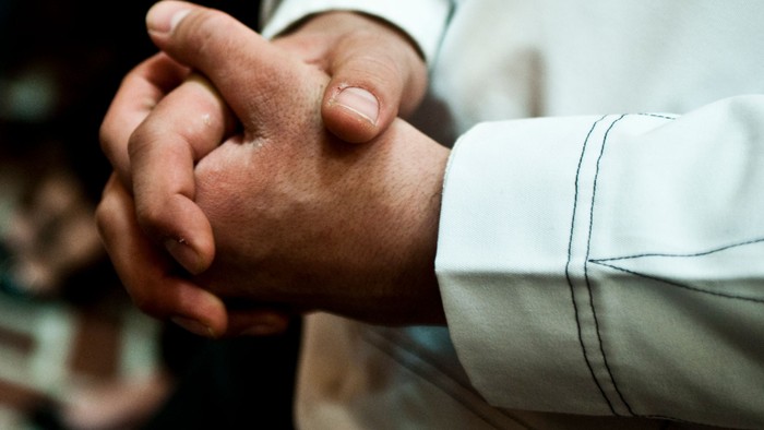 En person holder håndene om en anden persons arm.