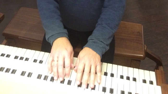 Mand spiller piano i teater.