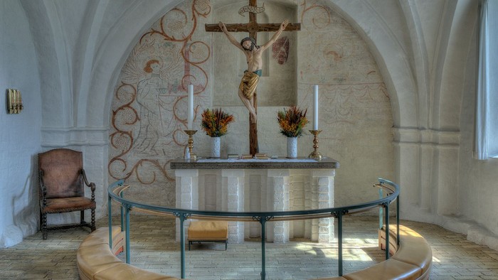 Alter i kirke med kors og lysestake