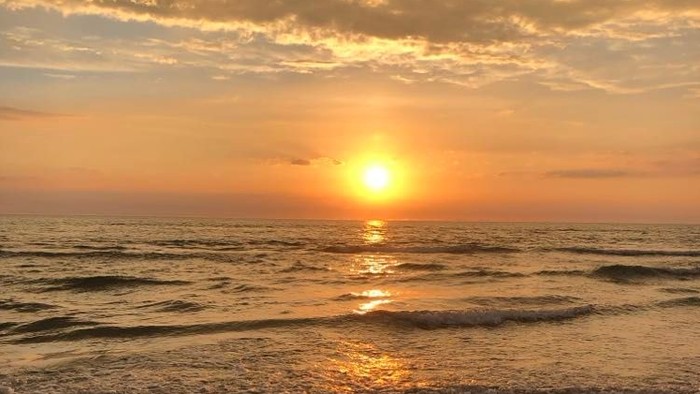 En smuk solopgang over havet