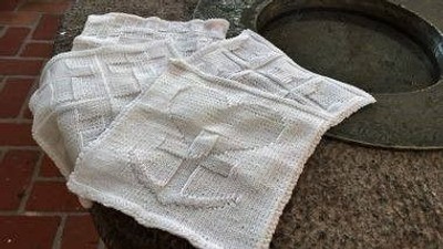 En hvid håndklæde ligger på en keramisk badekar.