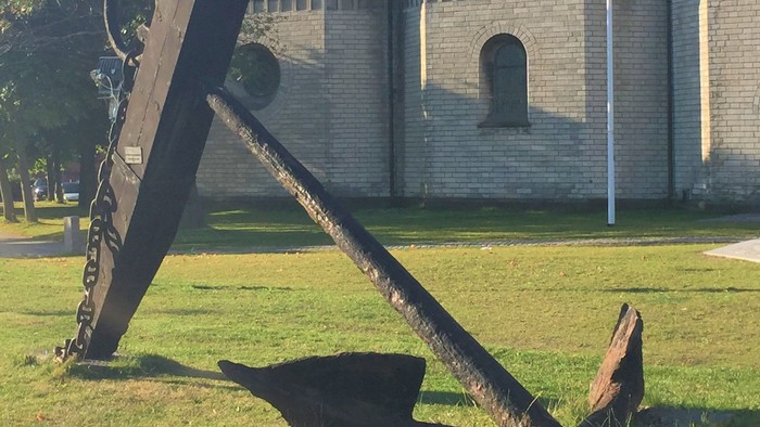 En stor anker foran et kirkebygning