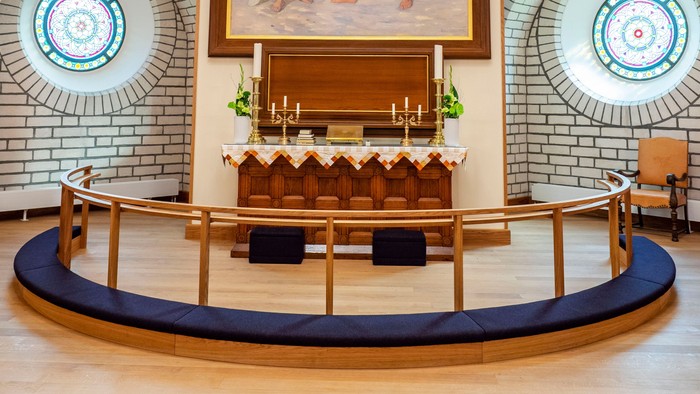 Indre del af kirke med alter og maleri