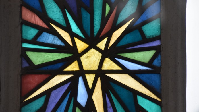 Buntes Glasfenster mit sternförmigem Design