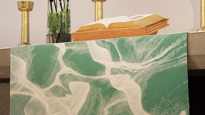 Ein Altar mit grünem Marmor, Kerzen und Büchern