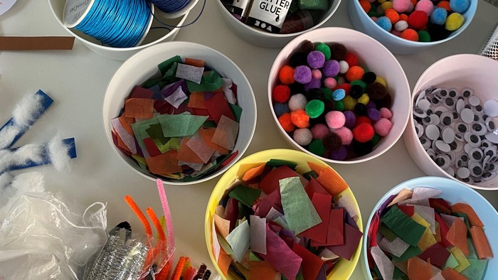 Bord med forskellige fargefulde materialer til håndværk.