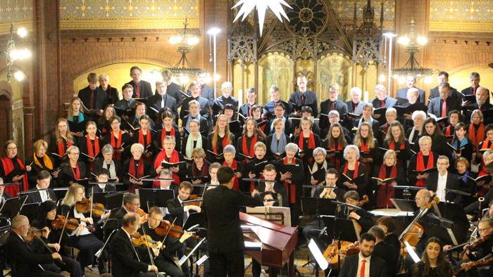 Ein großer Chor und Orchester proben in einer prächtigen Kirche