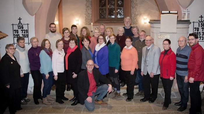 Gruppe von Personen, die gemeinsam in einem Gebäude posieren