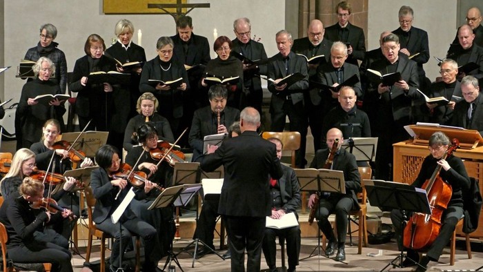 Ein Orchester und ein Chor proben in einem Kirchenraum