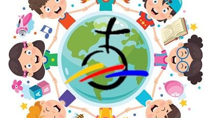 Kinder aus verschiedenen Kulturen halten sich an den Händen um die Erde