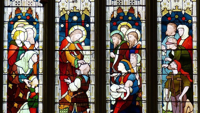 Buntes Kirchenfenster mit biblischen Szenen