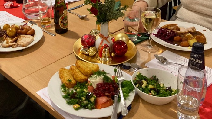 En festlig juletid med mad og drikke på bordet