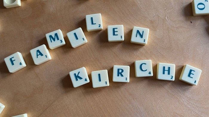 Familienkirche Scrabblesteine