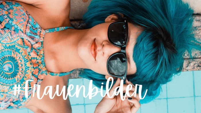 Frau mit blauer Haarfärbung und Sonnenbrille posiert für Selfie