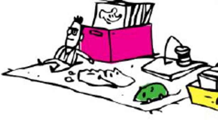 Ein Kinderzimmer mit einem Bett, einem Schreibtisch, einem Stuhl und Spielzeugen.