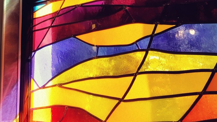 Buntes Glasfenster an der Wand