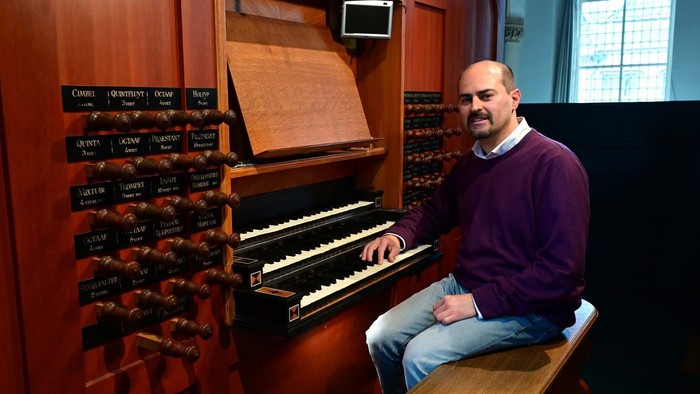 Den italienske orgelmester Manuel Tomadin ved sit orgel