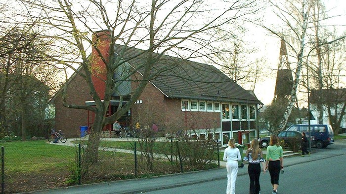 Jugendliche sind auf dem Weg ins Gemeindehaus Johannes.