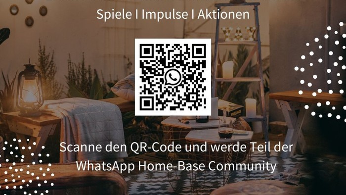 QR-Code für WhatsApp Home-Base Community, gemütliches Wohnzimmer im Hintergrund