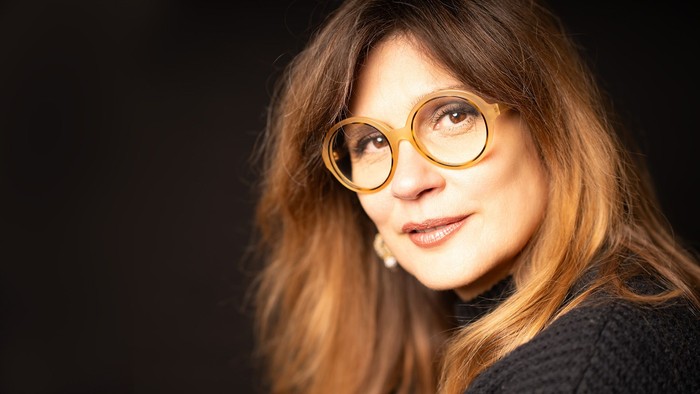 En kvinde med briller og langt, mørkt hår.
